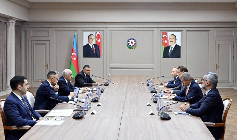 Əli Əsədov Arnout Damen ilə görüşüb