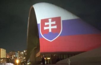 Heydər Əliyev Mərkəzi Slovakiya bayrağının rəngləri ilə işıqlandırılıb