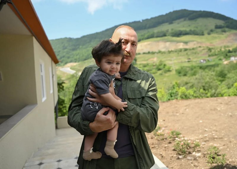İlham Əliyev Şuşanın Kiçik Qaladərəsi kəndində görülən işlərlə tanış olub və kəndə qayıdan sakinlərlə görüşüb -