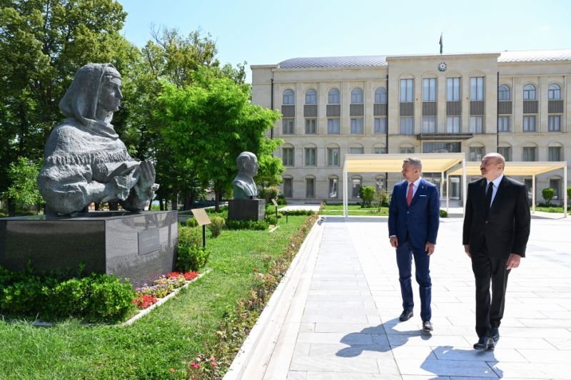 İlham Əliyev və Peter Pelleqrini Şuşada güllələnmiş büstlərə baxıblar -