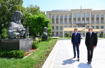 İlham Əliyev və Peter Pelleqrini Şuşada güllələnmiş büstlərə baxıblar -