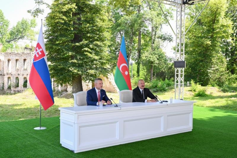 İlham Əliyev və Slovakiya Prezidenti Şuşada mətbuata bəyanatlarla çıxış edirlər -