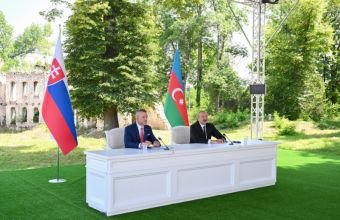 İlham Əliyev və Slovakiya Prezidenti Şuşada mətbuata bəyanatlarla çıxış edirlər -
