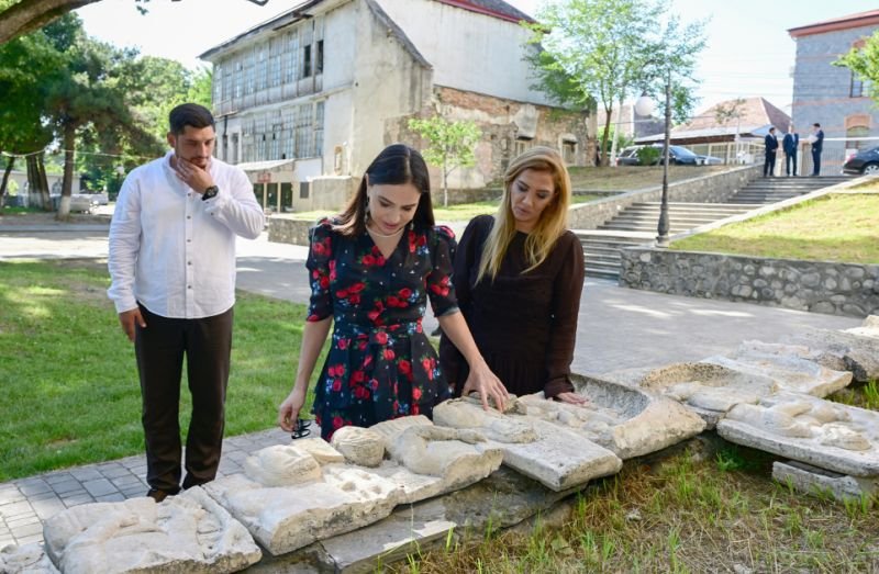 Leyla Əliyeva Məhəmməd Füzuli adına parkda görülən işlərlə tanış olub -