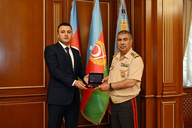 Müdafiə naziri Baş direktoru və bir qrup hərbi qulluqçunu təltif edib -