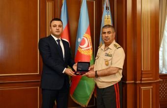 Müdafiə naziri Baş direktoru və bir qrup hərbi qulluqçunu təltif edib -