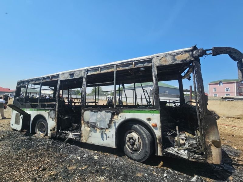 Naxçıvan şəhərində istismar müddətini başa vurmuş avtobus yanıb -