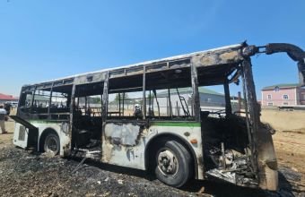Naxçıvan şəhərində istismar müddətini başa vurmuş avtobus yanıb -