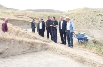 Naxçıvanda Bülövqaya yaşayış yerində aparılan arxeoloji tədqiqatlara baxış keçirilib -