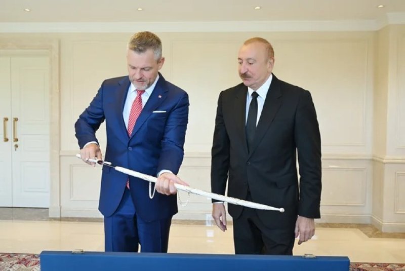 Peter Pelleqrini İlham Əliyevə xizək hədiyyə etdi -