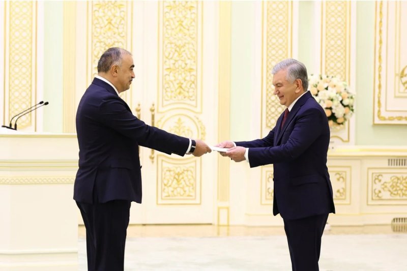 Rəşad Məmmədov etimadnaməsini Şavkat Mirziyoyevə təqdim edib