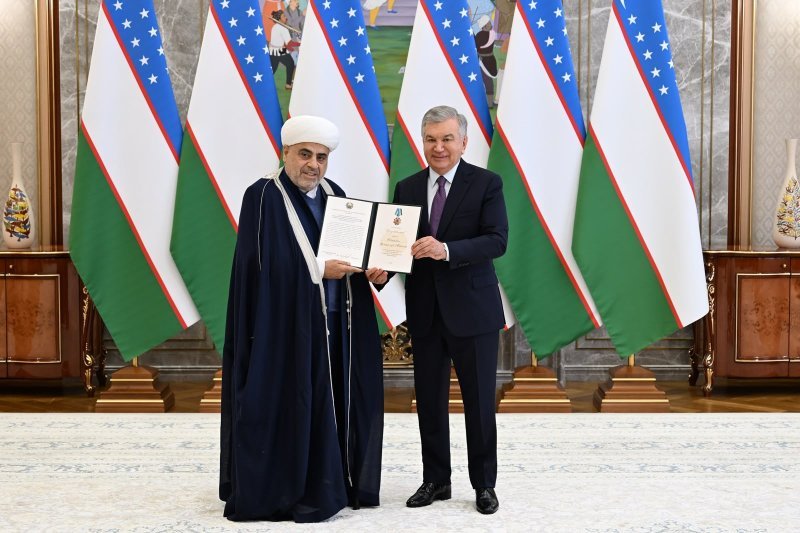 Şavkat Miziyoyev Allahşükür Paşazadəyə ‘’El-yurt hurmati’’ ordenini təqdim edib -