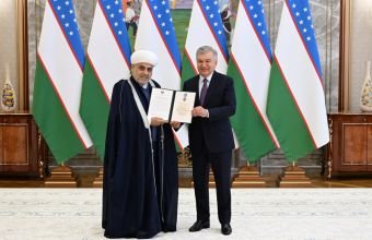 Şavkat Miziyoyev Allahşükür Paşazadəyə ‘’El-yurt hurmati’’ ordenini təqdim edib -
