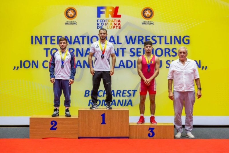 Azərbaycan güləşçiləri Buxarestdə 5 medal qazanıblar