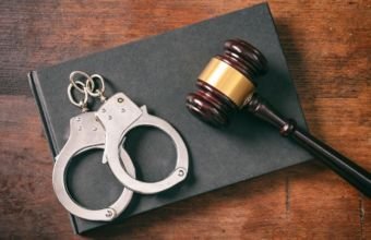 Cinayət mühakimə icraatı  hansı dildə aparılır? -