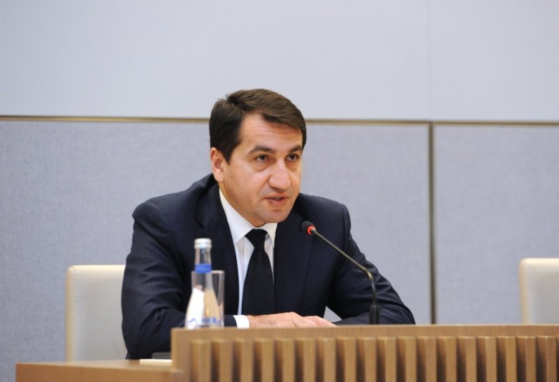 Hikmət Hacıyev Azərbaycan heyətinin Bişkekdəki qürurlu keçidini paylaşdı