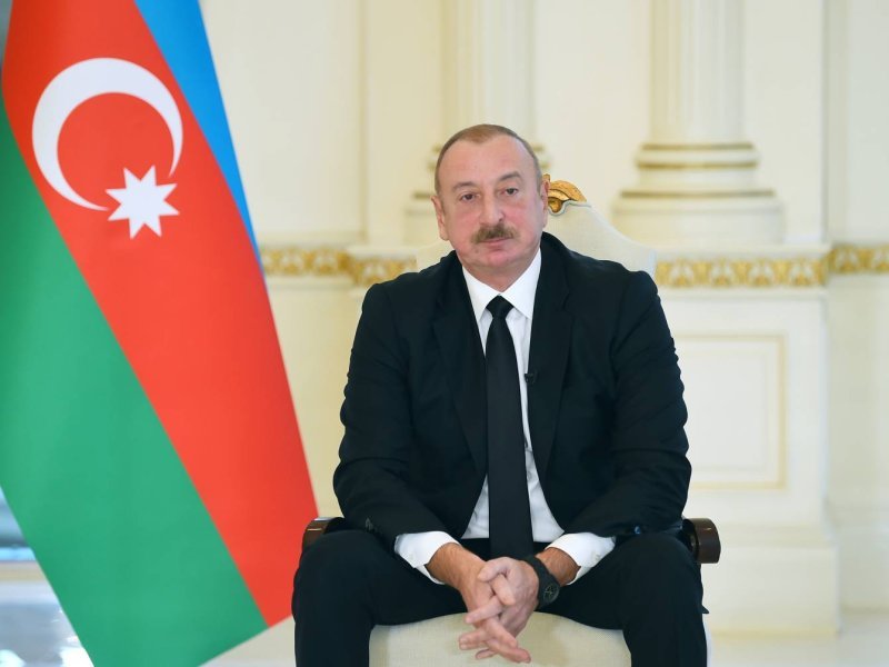 İlham Əliyev Daşkənddə Müstəqillik abidəsini ziyarət edib