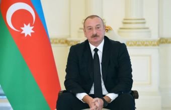 İlham Əliyev Daşkənddə Müstəqillik abidəsini ziyarət edib