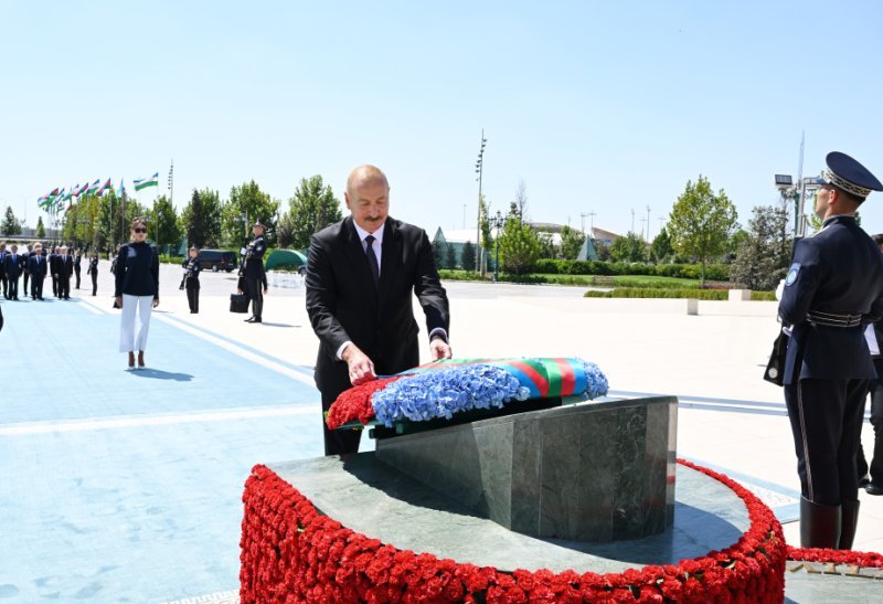 İlham Əliyev Daşkənddə Müstəqillik abidəsini ziyarət edib -