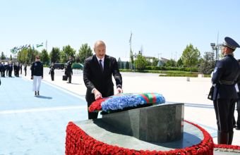 İlham Əliyev Daşkənddə Müstəqillik abidəsini ziyarət edib -