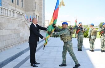 İlham Əliyev Əlahiddə Ümumqoşun Orduda yeni yaradılan komando hərbi hissələrinə Döyüş bayraqlarının verilməsi mərasimində iştirak edib -