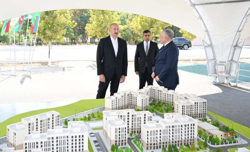 İlham Əliyev Naxçıvan şəhərində sosial evlər kompleksinin təməlini qoyub -