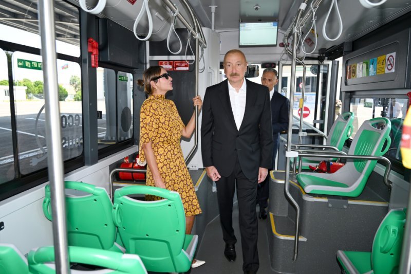 İlham Əliyev Naxçıvanda elektrik mühərrikli yeni avtobuslara baxıb -