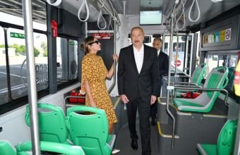 İlham Əliyev Naxçıvanda elektrik mühərrikli yeni avtobuslara baxıb -