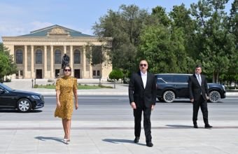 İlham Əliyev Ümummilli Liderin Naxçıvan şəhərinin mərkəzində ucaldılan abidəsini ziyarət edib -