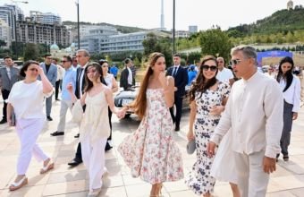 Leyla Əliyeva ilə Arzu Əliyeva klassik avtomobillərin yürüş və sərgisini izləyiblər