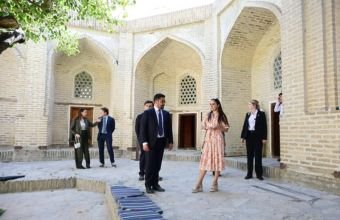 Leyla Əliyeva ilk Buxara Biennalesinin əsərləri ilə tanış olub