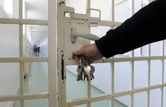 Məhkumların görüş hüququ hansı qaydada həyata keçirilir? -