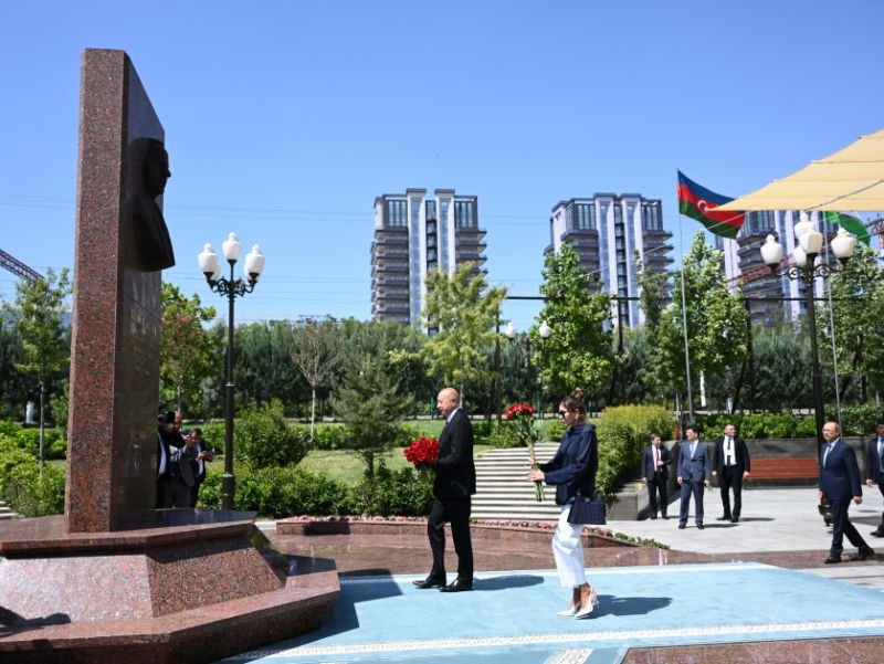 Prezident və birinci xanım Daşkənddə Heydər Əliyevin memorial kompleksinin önünə gül dəstələri qoyublar -