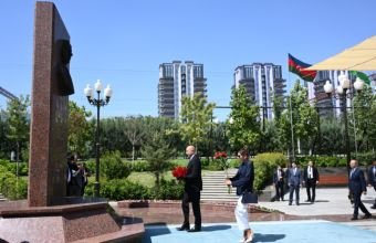 Prezident və birinci xanım Daşkənddə Heydər Əliyevin memorial kompleksinin önünə gül dəstələri qoyublar -