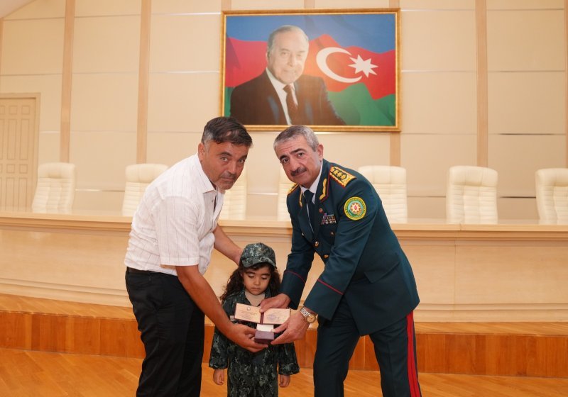 Şəhid ailələrinə dövlət təltifləri təqdim edilib -