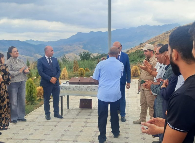 Şuşanın Kiçik Qaladərəsi kəndinə köçən 11 ailəyə mənzillərin açarları təqdim edilib