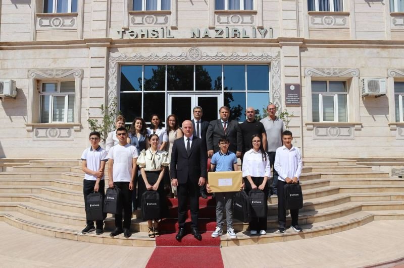 Naxçıvanda yüksək nəticə göstərən şagird və məzunlarla görüş keçirilib -