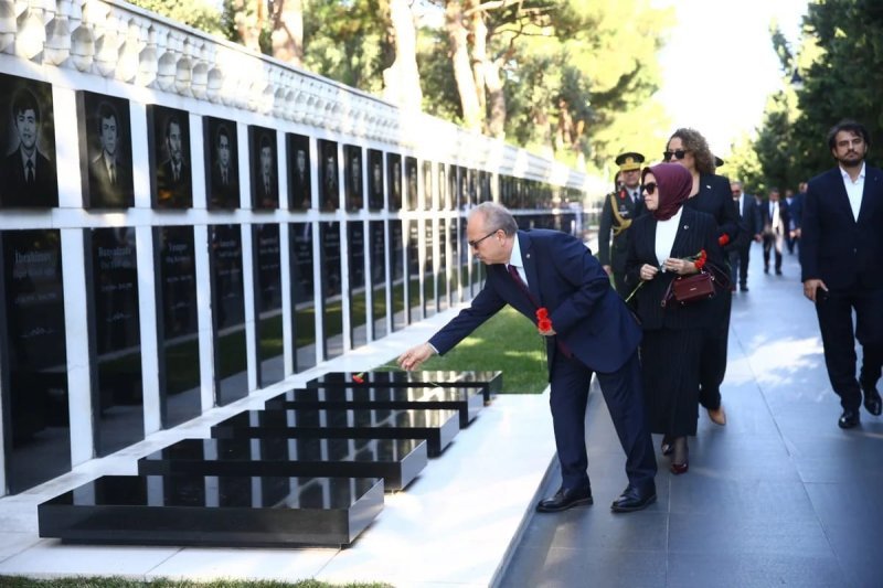 Birol Akgün Şəhidlər xiyabanı və Türk şəhidliyini ziyarət edib