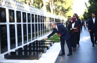 Birol Akgün Şəhidlər xiyabanı və Türk şəhidliyini ziyarət edib