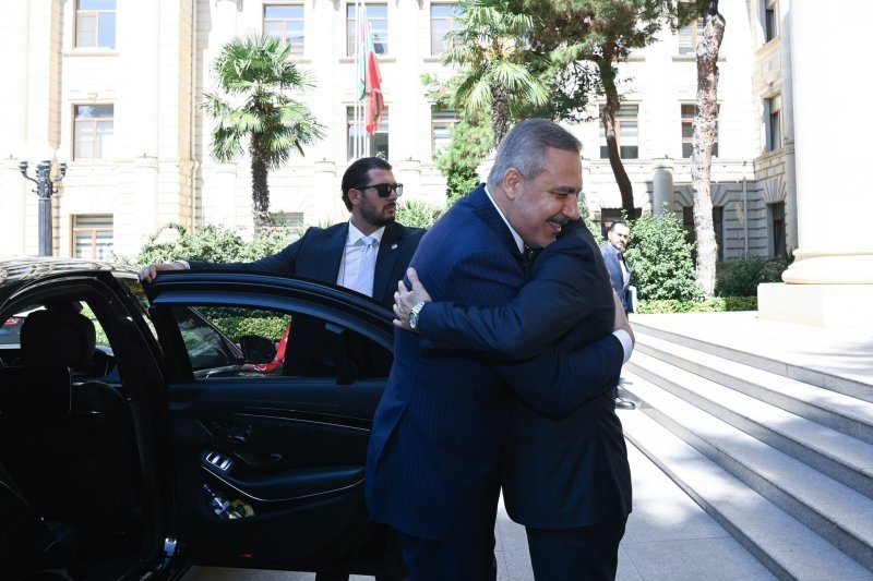 Ceyhun Bayramov Hakan Fidanı qarşılayıb -