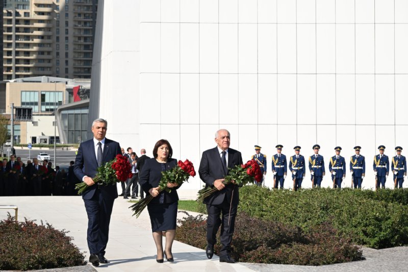 Dövlət və hökumət rəsmiləri Bakıda Zəfər parkında olublar