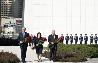 Dövlət və hökumət rəsmiləri Bakıda Zəfər parkında olublar