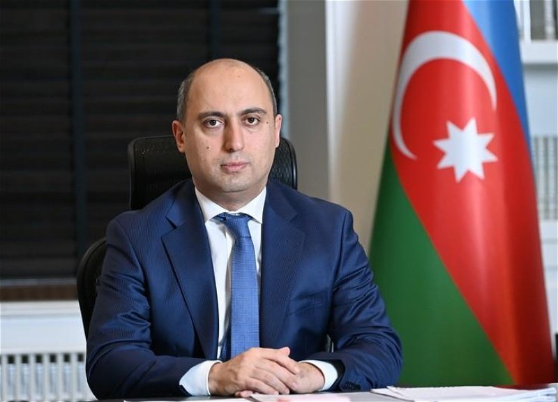 Emin Əmrullayev təhsilalanları, müəllimləri Bilik Günü münasibətilə təbrik edib