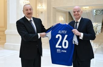 FIFA prezidenti İlham Əliyevə üzərində soyadı yazılmış forma və top hədiyyə edib