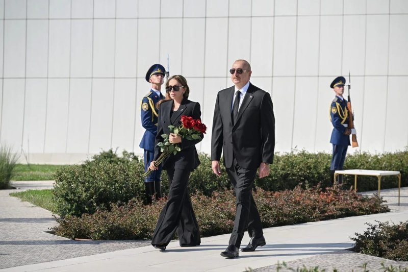 İlham Əliyev Anım Günü ilə əlaqədar Bakıdakı Zəfər parkında olub -