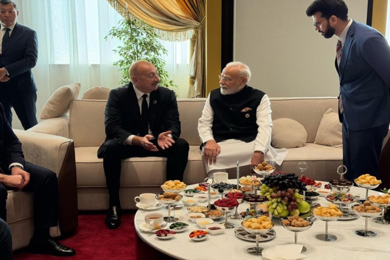 İlham Əliyev Bişkekdə Narenda Modi ilə görüşüb