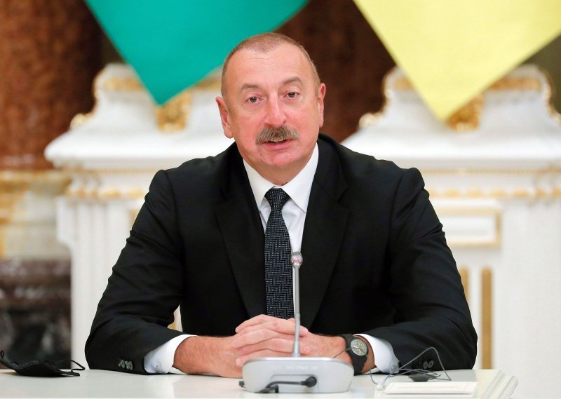 İlham Əliyev Şamaxıda Pir Ömər Sultan ziyarətgahında aparılan konservasiya işləri ilə tanış olub