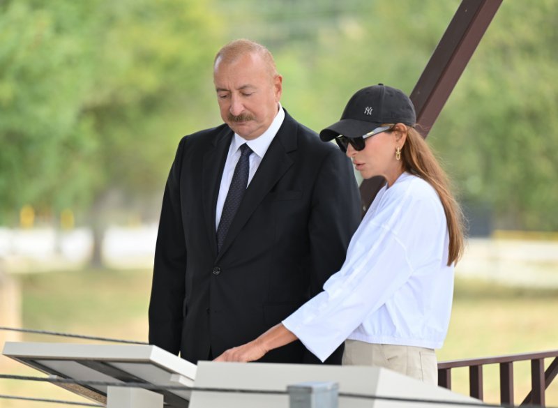 İlham Əliyev Şamaxıda Pir Ömər Sultan ziyarətgahında aparılan konservasiya işləri ilə tanış olub