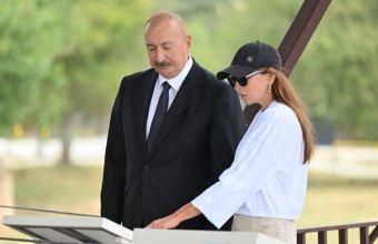 İlham Əliyev Şamaxıda Pir Ömər Sultan ziyarətgahında aparılan konservasiya işləri ilə tanış olub