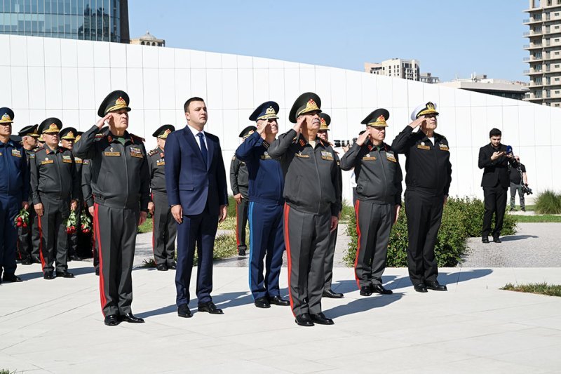 Müdafiə Nazirliyinin rəhbərliyi Şəhidlər xiyabanlarını və Zəfər parkını ziyarət edib -